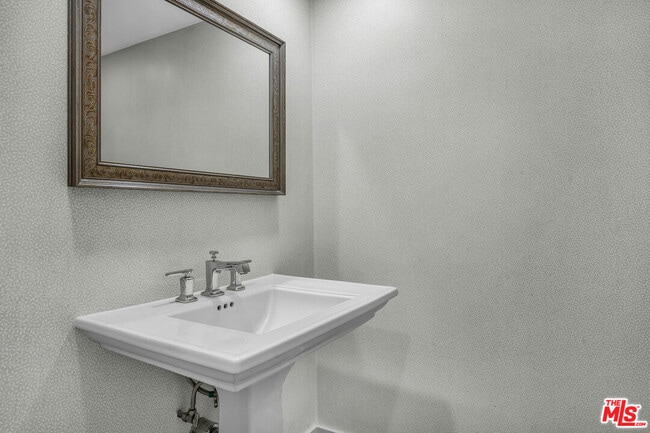 Building Photo - 320 N Maple Dr