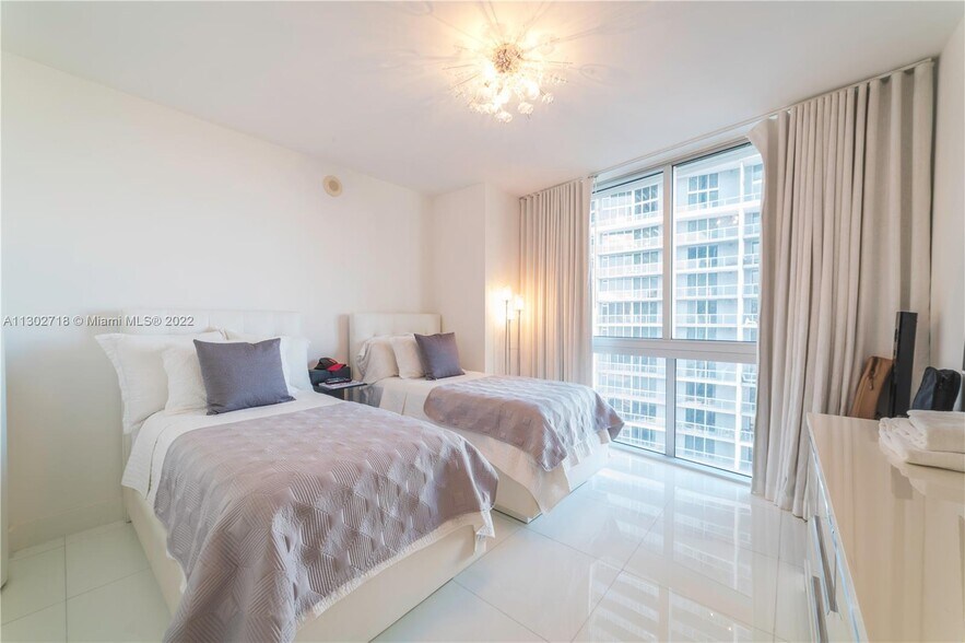 Building Photo - 475 Brickell Ave