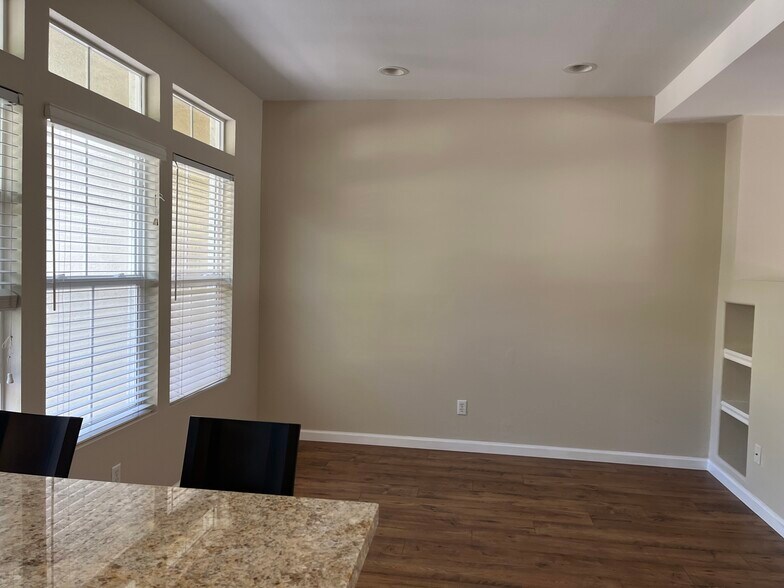 Dining room - 3595 Madison Cmn