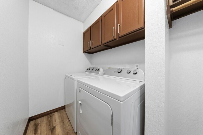 Building Photo - Beautifully Updated 2BR/2BA Downstairs Condo – Move-In Ready!