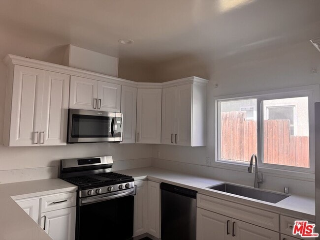 Building Photo - 1325 S Rimpau Blvd