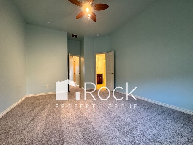 Building Photo - 3 Bedroom Home in North Norman with New Carpet