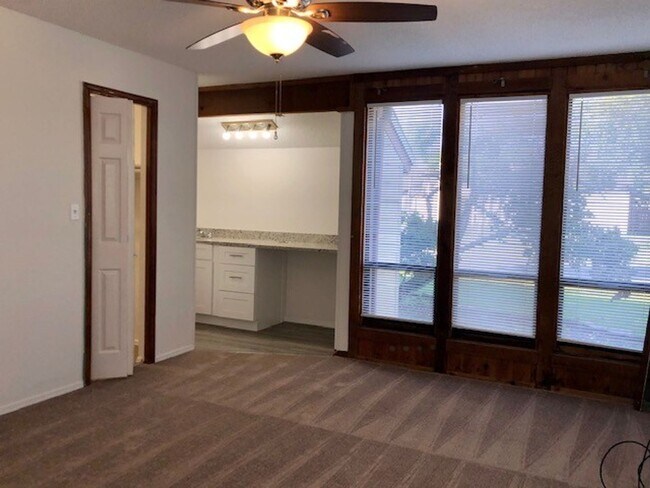 Building Photo - MOVE IN NOW! 4x3 Screened in pool home!!! ...