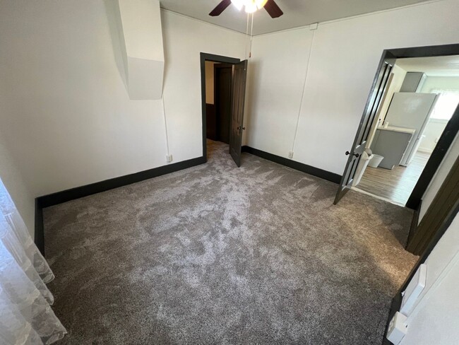 Building Photo - 2 Bed 1 Bath Newly Remodeled Home w/ Fence...