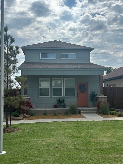 Building Photo - 2721 N Walnut Ave