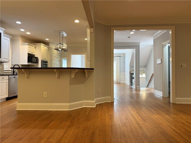 Building Photo - 871 Lenox Ct NE