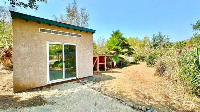 Building Photo - Stunning Fully Detached Casita on Private ...