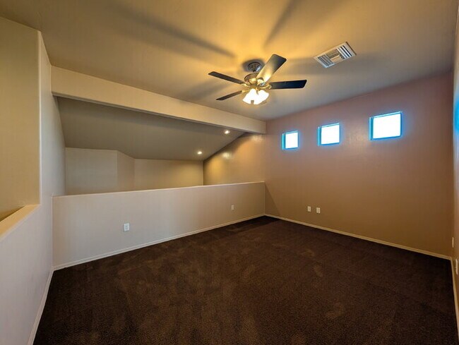 Building Photo - Beautiful home, close to Walmart, Sprouts and much more.