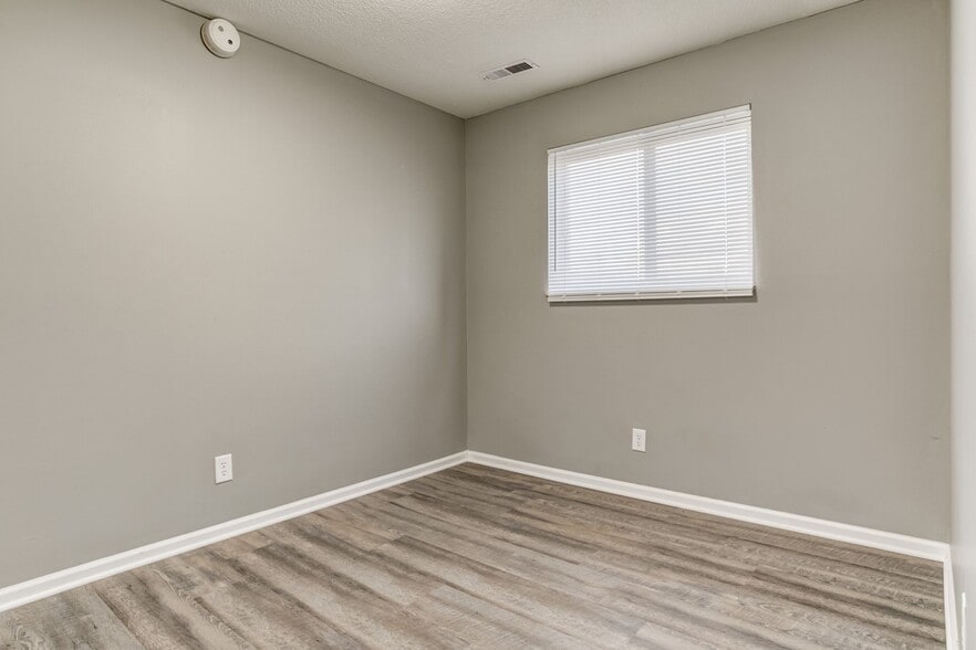 Building Photo - Glen Oaks Apartments