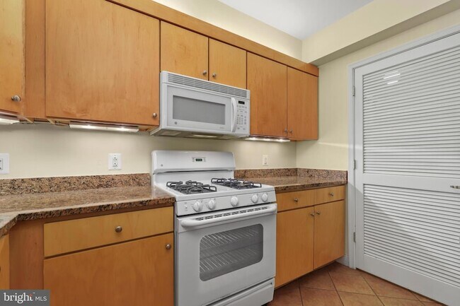 Building Photo - 616 E Street NW Unit 1005