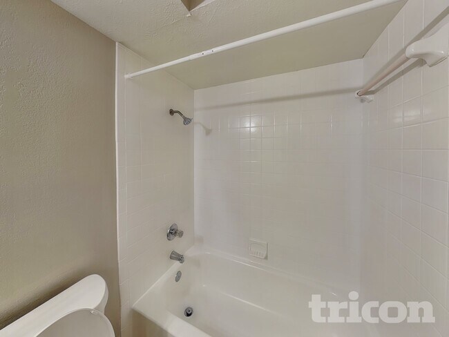 Building Photo - 2124 Glenn Ln