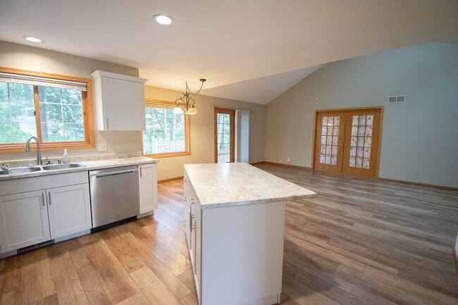 Building Photo - Bright Townhome with Fireplace & Nature Views