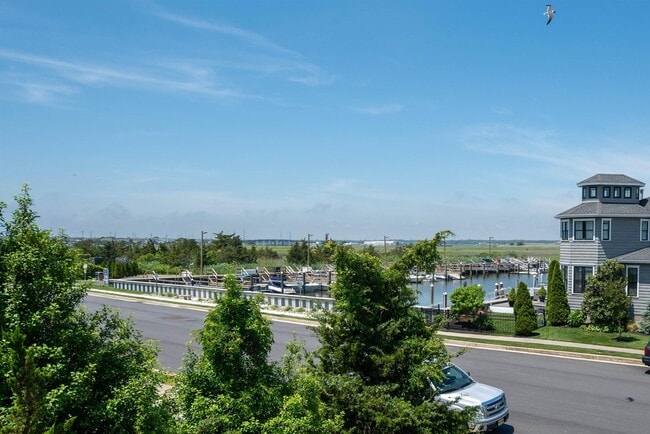 Building Photo - 3201 Bayland Dr