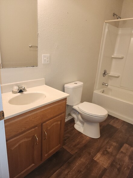 Building Photo - 2BED/1.5-2B15 BATH