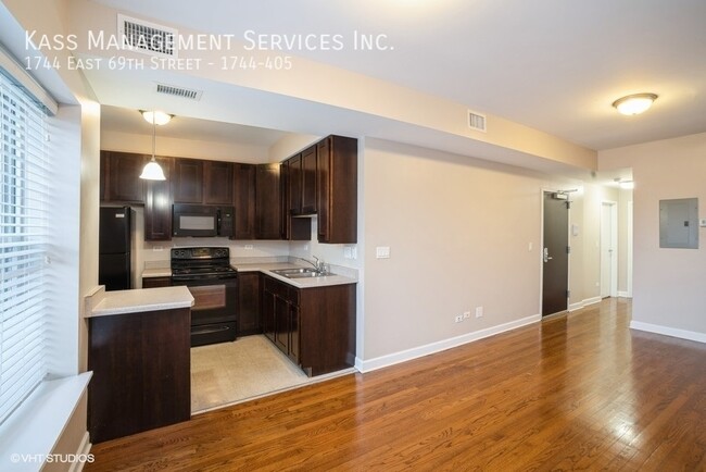 Building Photo - 1744 E 69th St