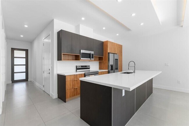 Building Photo - 828 SW 30th St