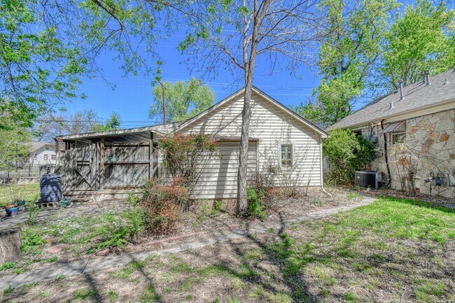 Building Photo - Charming Campus Home!