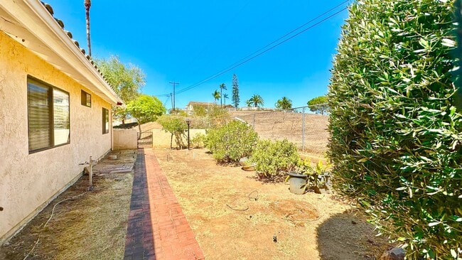 Building Photo - Wonderful Single Story Ranch Style Home on Sprawling Country Property in Vista!