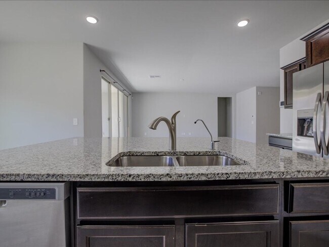 Building Photo - Corona de Tucson 4 Bedroom 2 Bathroom