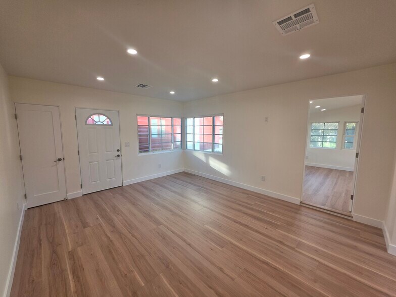 Building Photo - 2913 W Riverside Dr