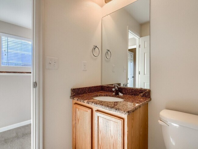 Building Photo - 2 Bedroom Townhome in Denver