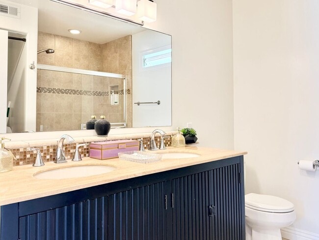 Building Photo - 3953 Sunset Ln