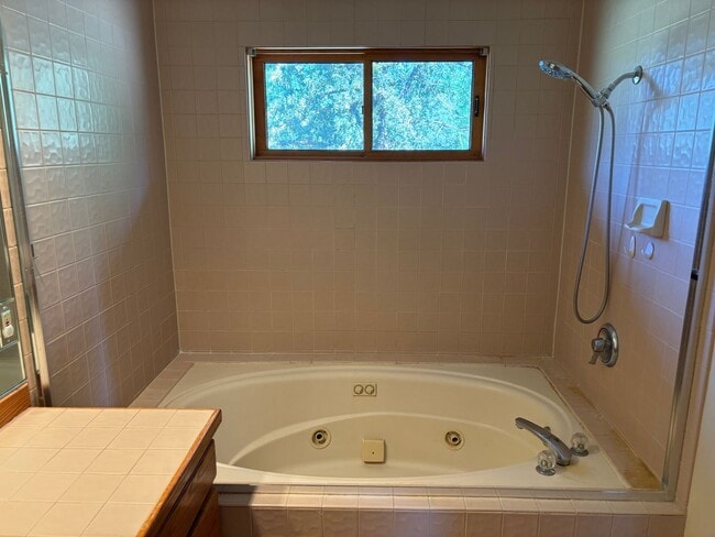 Building Photo - Spacious 3-Bedroom Home on 12 Private Acres between Bend and Sisters!