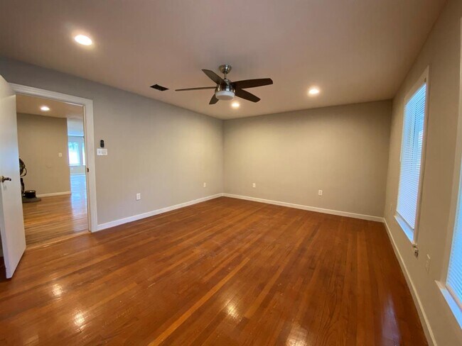 Building Photo - 3909 Ascot Ln