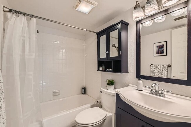 Building Photo - CHARMING 1 Bed 1 Bath Condo Near Downtown Louisville!