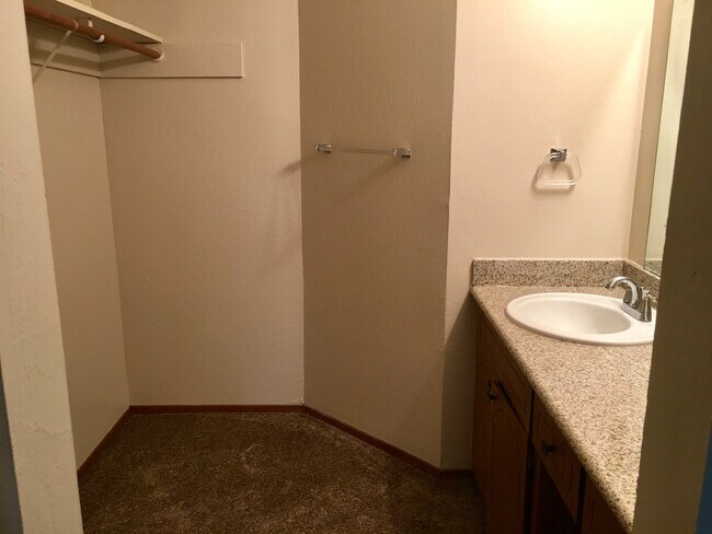 Building Photo - 1489 St James Pky