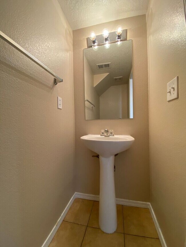 Building Photo - 2 Story - Master on Main Floor - Loft Upst...