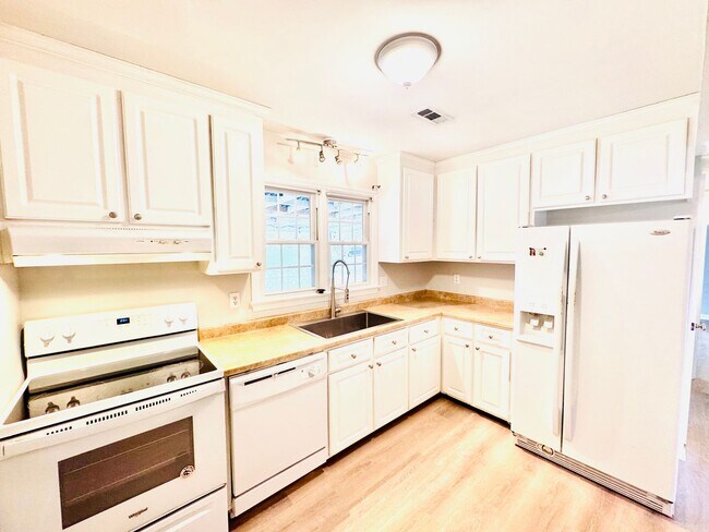 Building Photo - Spacious 5-bedroom home situated on a desirable corner lot!