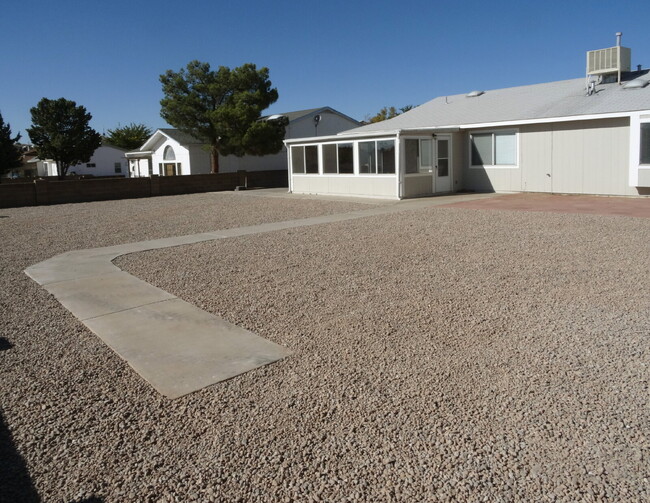 Building Photo - Lovely Rivers Edge Single Story w/ Sunroom