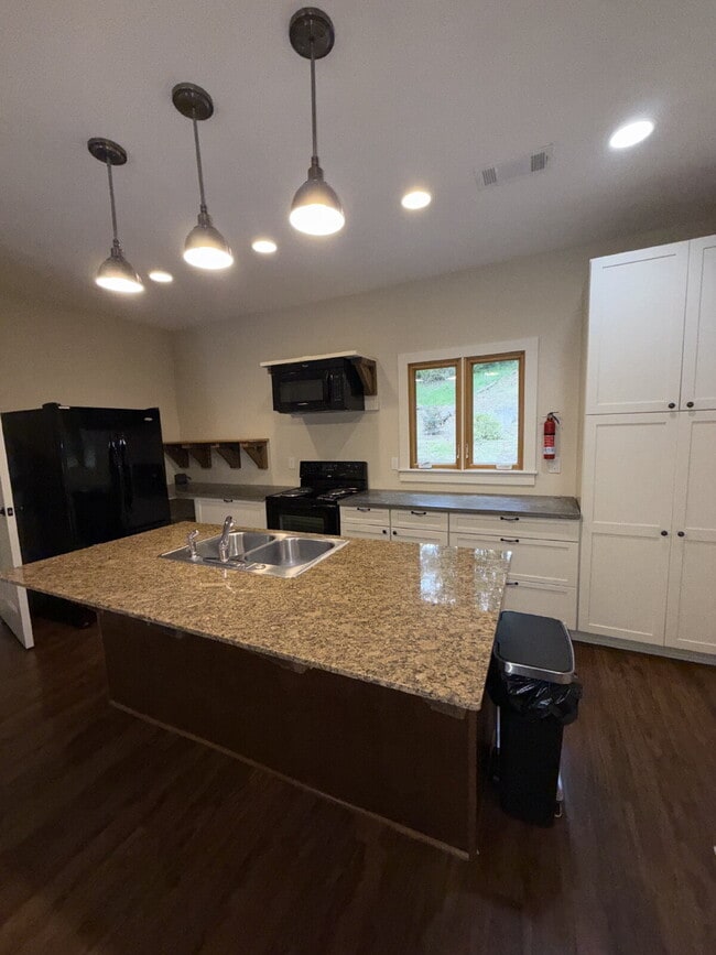 Building Photo - 712 Park Dr