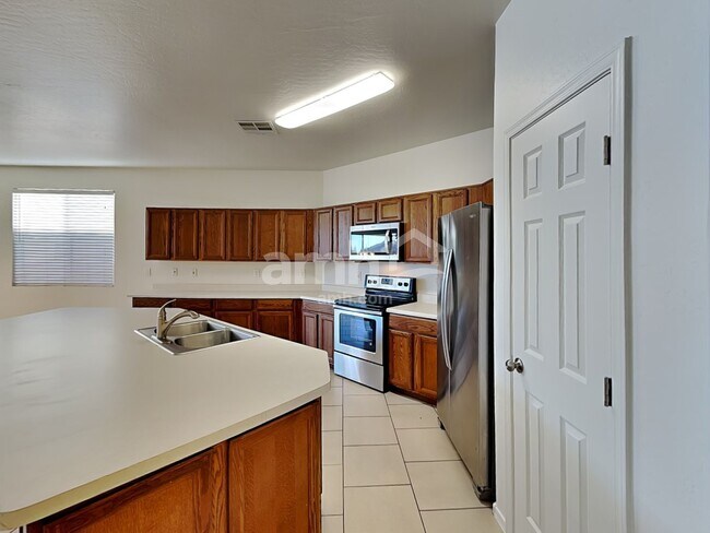 Building Photo - 15017 W Bloomfield Rd