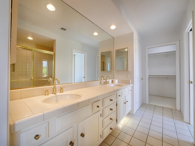 Building Photo - 48600 Shady View Dr