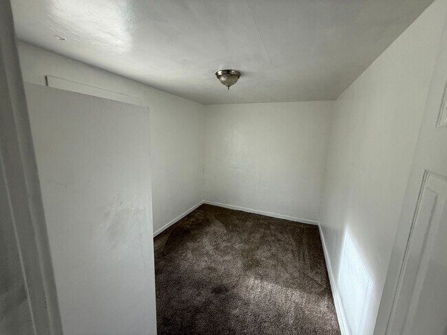 Building Photo - MOVE IN SPECIAL-2 Bedroom / 1 Bathroom Apartment in Madras Oregon