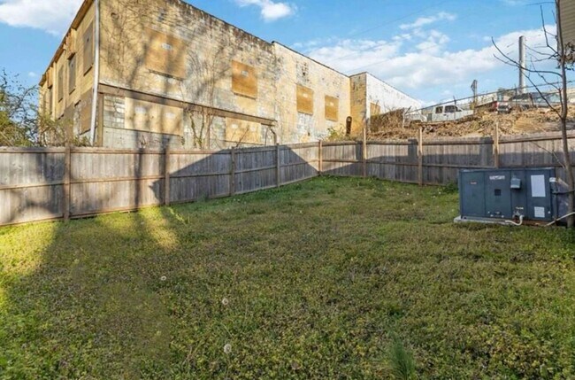 Building Photo - 4bd/2ba Home Minutes From W. Midtown w/ Fu...