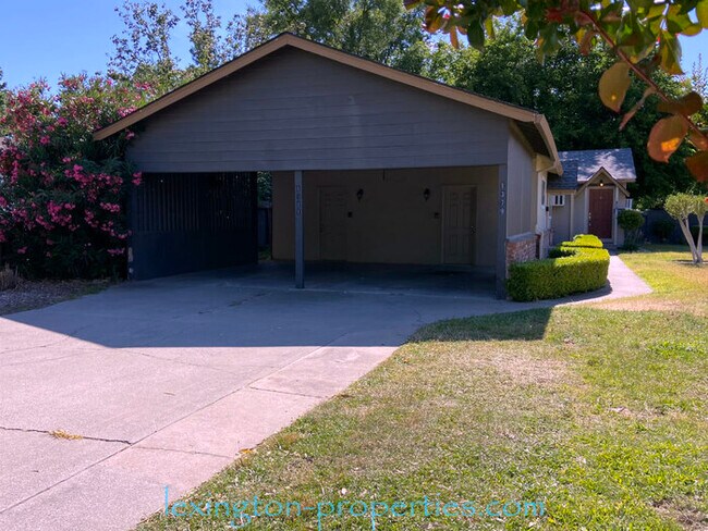 Building Photo - Beautifully Updated, 2BD/1BA, Duplex Home ...