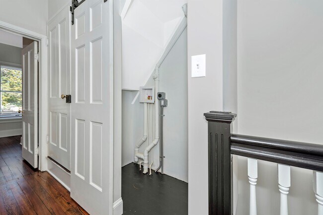 Building Photo - 6 W 4th St