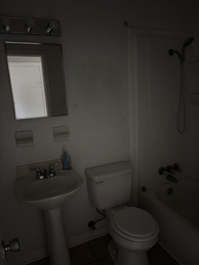 Building Photo - 2409 Almond Dr