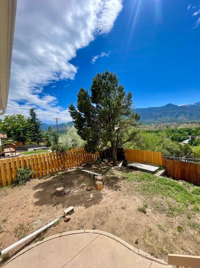 Building Photo - Furnished 3 bedroom/2bath close to Garden of the Gods