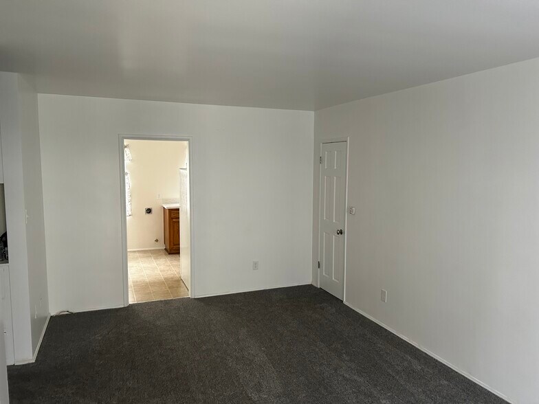Building Photo - 14421 S Normandie Ave