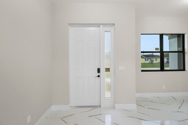 Building Photo - 1143 SW Estaugh Ave