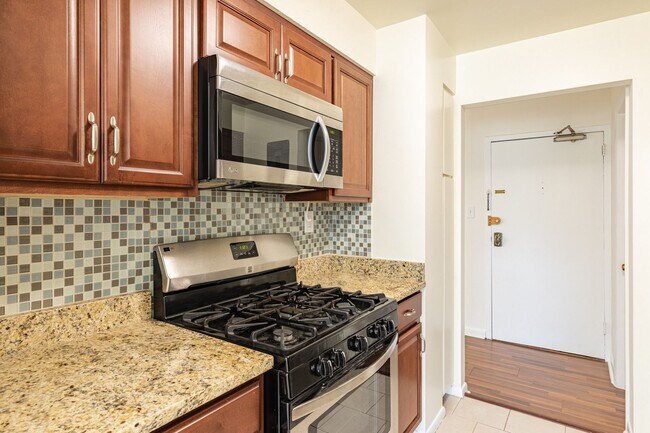 Building Photo - Charming garden-level 2-bedroom, 1-bath home