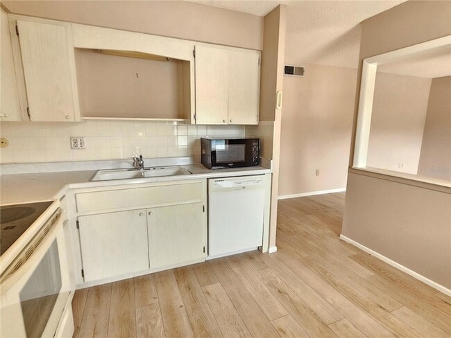 Building Photo - 509 W Venice Ave
