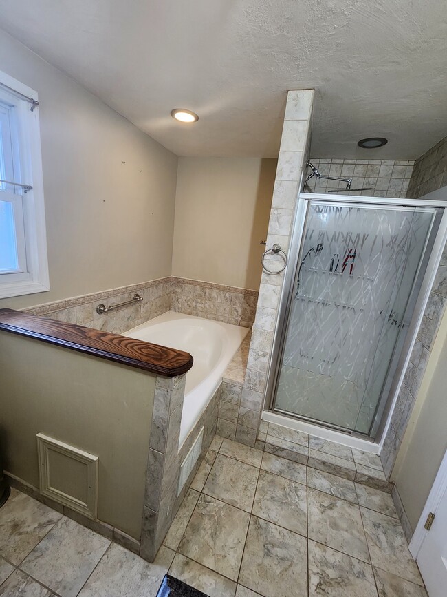 full bathroom (2nd floor) - 4221 Regulus Crse