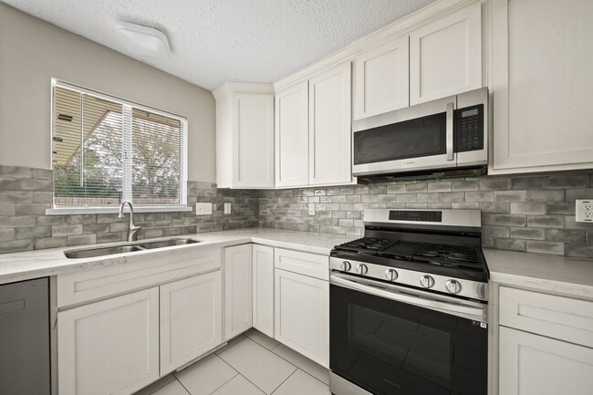 Building Photo - 7010 Pembrough Ln