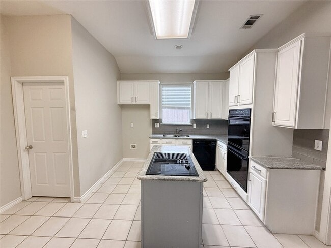 Building Photo - 3104 Hoffman Dr