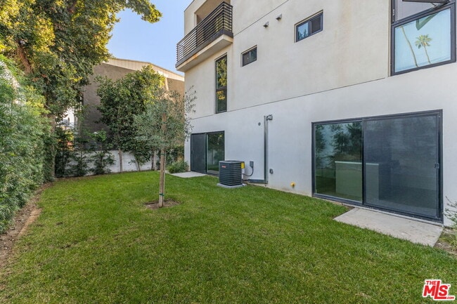 Building Photo - 1752 N Van Ness Ave